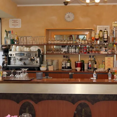 Logis Et Restaurant La Tour Brette Ποντορσόν