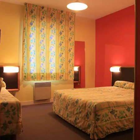 فندق Logis Et Restaurant La Tour Brette 2*