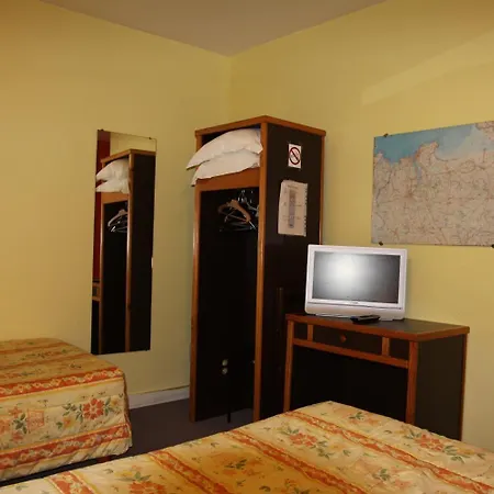 Logis Et Restaurant La Tour Brette 2*