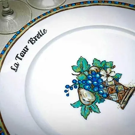 Hotel Logis Et Restaurant La Tour Brette