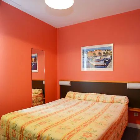Logis Et Restaurant La Tour Brette Hotell 2*