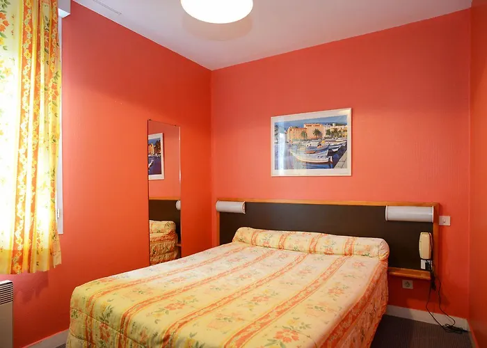 Logis Et Restaurant La Tour Brette 2* Понторсон