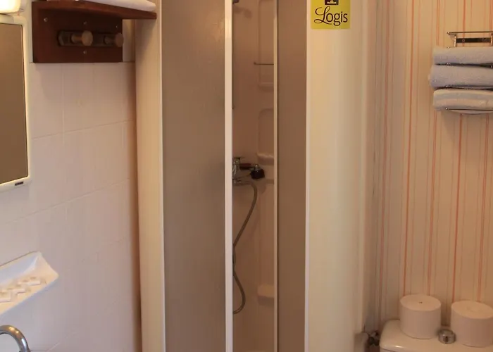 Отель Logis Et Restaurant La Tour Brette